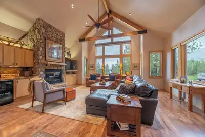 Near Slopes, Private Family Home, HotTub, Centrally located to all Ski Resorts!