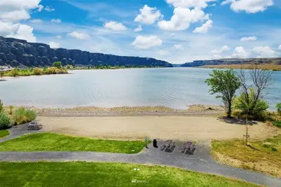 Image de Waterfront, Stunning Views, Private Beach, and Close To Concerts