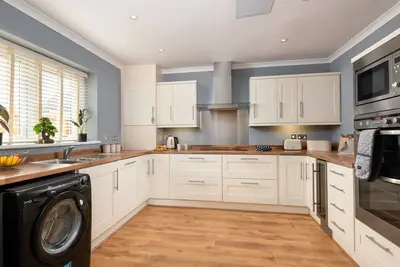 Four Oaks Cottage, Private Children’s Park, Large Garden & Hot Tub