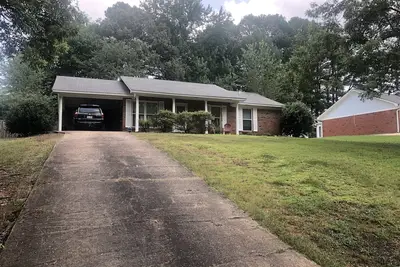 Image de Just minutes from the Square and the Grove-Comfy beds, quiet neighborhood