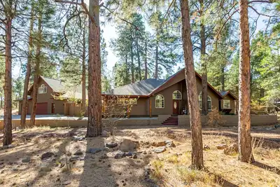 Image de Amazing Lodge backs forest service, game room, Hot Tub long term rental only