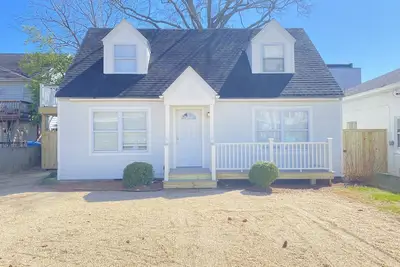 Image de Ground Floor 2 Br Cottage Walking to Everything!