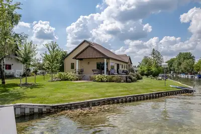 Image de Gorgeous lakefront home in Central Michigan