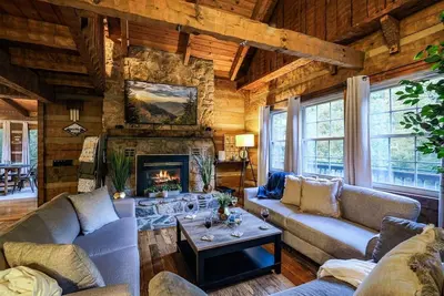 Image de 3, 300 sqft Creekside Cabin with Hot Tub, Game Room