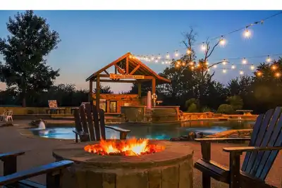 Image de Pool, Pickle ball Courts, Sleeps Lrg Grp, Hot tub, Sauna Minutes from Lake