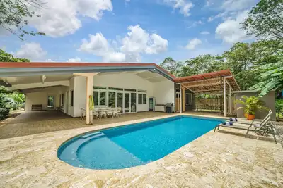 Image de New Listing Spacious 4br Home in Gated Community, Walk to Top Beaches, Food, +++