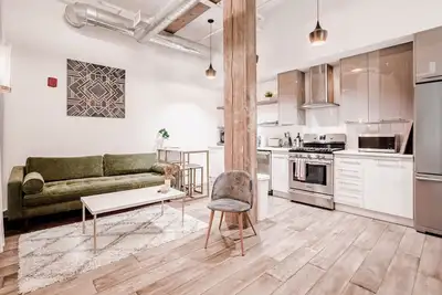 Clean, Art Deco 1000sqft Condo Downtown + Gated Parking