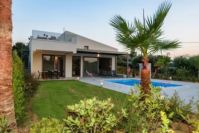 Image de Walk to Beach★Heated Private Pool★Brand New Lux villa★Bbq