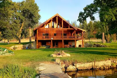 Image de Waterfront home on Spokane River w/Boat Launch, firepit, hot tub, privacy, views
