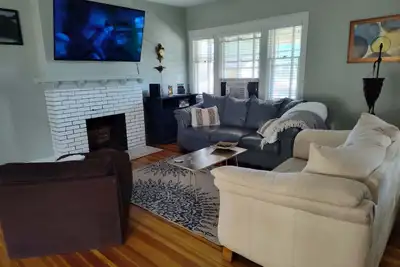 Image de 420 Friendly! A Charming 3 Bedroom Home Within Walking Distance of Downtown