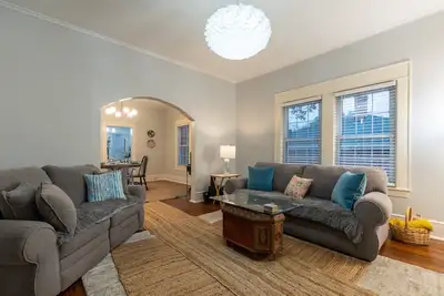 Image de In City, Airy Cheerful Bungalow, Homey, Fire Pit