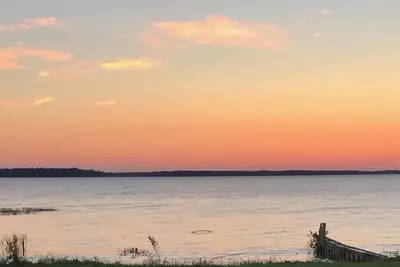 Image de private lake front home with amazing views