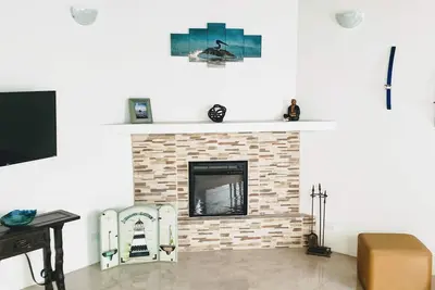 Image de Modern renovations. Fast Wi-fi. Beach, food, nightlife & market access w/in 3 km