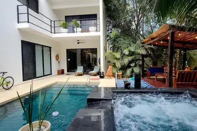 Luxury for less. Walk to restaurants & bars. Close to Airport, Beaches, Cenotes.