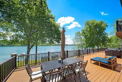 Image de Beautiful Newly Renovated (2021) Lakefront Home Near Notre Dame