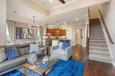 Image de Plano-Shops of Legacy Townhome.