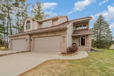Image de 2bed 1 1/2 bath plus office with Futon, nice area of Saginaw! Sleep up to 6 ppl