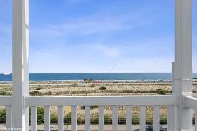 Image de 30 Days +3 Bd Ocean Front Duplex, Ferry to Nyc