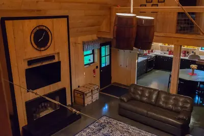 Image de Unique 3 bedroom barn with a fireplace and pond