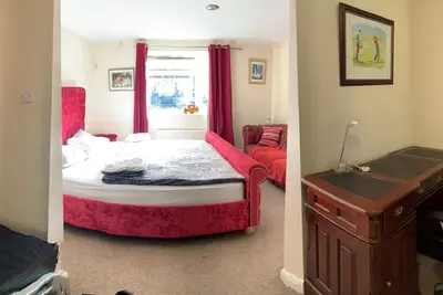 Image de Beautiful big independent furnished bungalow