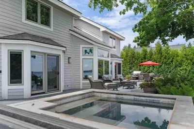 Image de Lakeside Love: Beach & Hot Tub