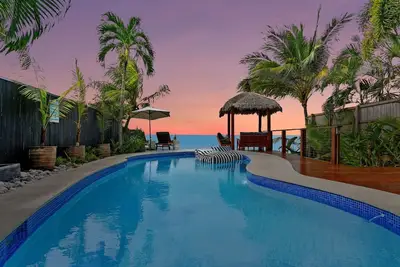 Image de Mylara Beachfront Holiday Home- Beachfront Bliss at Holloways: Private Pool, Direct Beach Access & Tropical Luxury