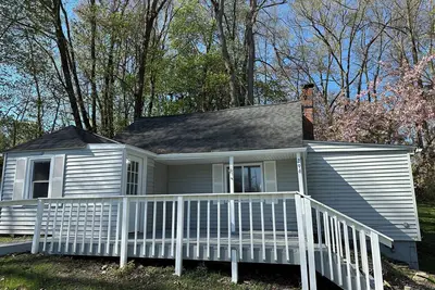 Image de Cozy cottage near The Portage Lakes that sits on a beautiful oversized lot.