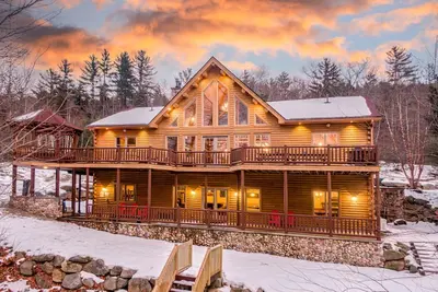 Image de Rediker Retreat- Authentic Riverfront Luxury Log Home