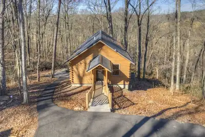 Image de Hocking Hills Cabin ~ Syrah ~ Hot tub ~ Wifi ~ Firepit - 6 Guests!