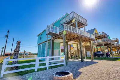 Image de Modern A-Frame | 3br/2ba | Pet-Friendly | Steps to Beach | Huge Deck