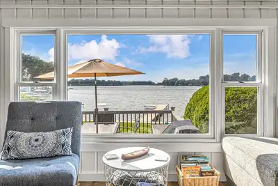 Image de Lakefront Cottage with kayaks, paddleboat, aqua mat, & Big deck close to Elkhart