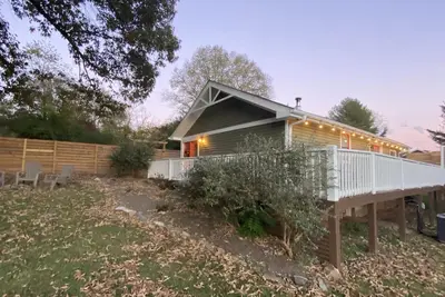 Image de Olive House w/Wet Room Near Asheville & Biltmore - Clean and Pup-friendly!