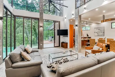 Image de Jungle-view house with infinity pool, balcony, & lanai - snowbird-friendly