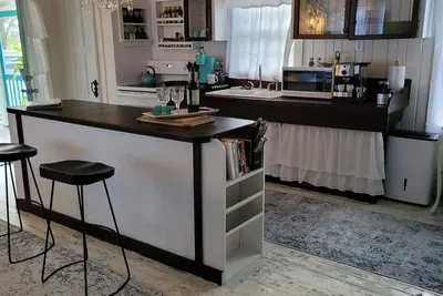 Image de Connie's Cottage- \"The Hemingway\" -  Vintage Chic