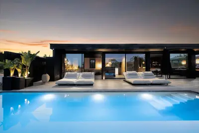 Estepona - Sleeps 8 - Pool - Pet Friendly - Garden