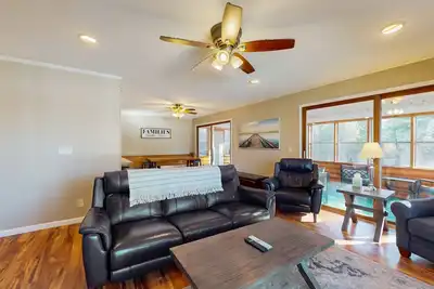 Image de Secluded Lakefront Home w/Deck, Lake Views, Gas Grill & Private W/D - Dogs Ok