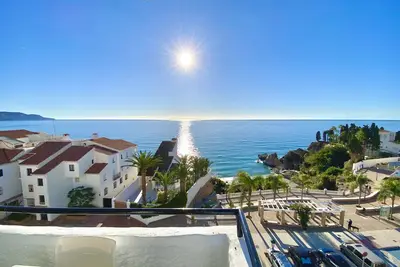 Image de Appartement avec vue sur la mer, en face de la plage, avec piscine partagée, climatisation et WiFi
