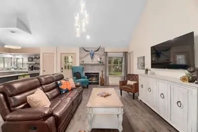 Image de 'Good Vibes Roll' Pet-friendly! Near Domain!