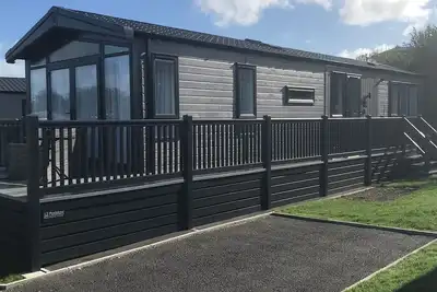 Image de Lodge in a stunning setting and near seven of the best beaches. Dog friendly