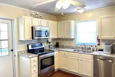 Image de Quiet & Downtown Smart TVs in all bedrooms, minutes from base.