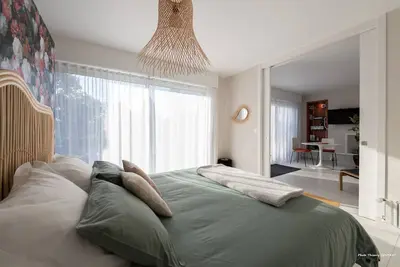 Image de Elégant T2, 4⭐, cadre verdoyant, centre ville 750 m, plage et Gr34 à 3 km.