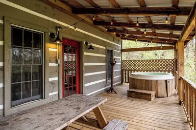 Summer Sun! King Bed! Arcade! Hot Tub!