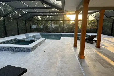 Image de Stunning saltwater pool and spa with mature Fl landscaping for complete privacy.