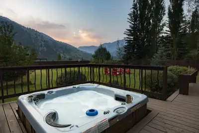 Image de Kabino: Stunning Views Hot Tub Fire Pit  WiFi Fenced Backyard Snowmobiling Trash Service
