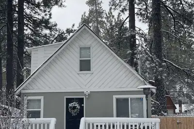 Warm & Cozy Big Bear Mountain Cottage | X-Box, FirePit, Cornhole