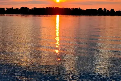 Image de Entire lakeside cottage with 6 person hot tub