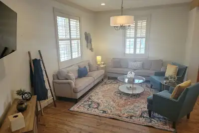 Image de Well-equipped 3br/3ba with large common space in the heart of Historic Downtown