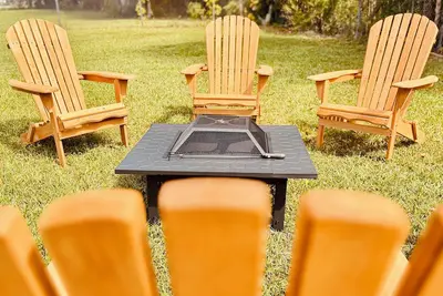 Image de Expansive 10-Guest Retreat with King Suite & Pet-Friendly Yard—Close to Airport