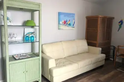 Image de Waterfront Cozy Cottage, Walk to restaurants, yet private waterfront retreat.