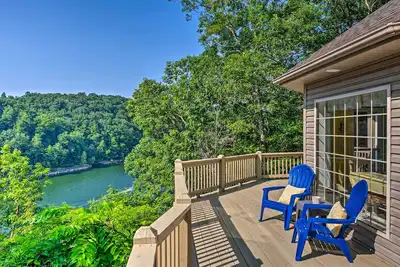 Image de Luxe Lake Cumberland Retreat w/ Decks on 1 Acre!